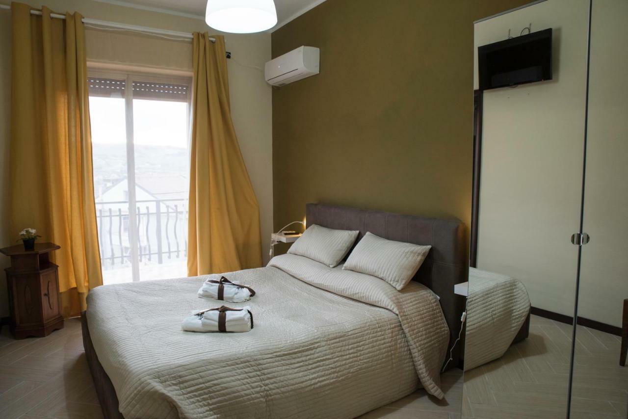 Il Centro Short Lets Hotel Valguarnera Caropepe Ngoại thất bức ảnh